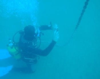 Buzo realizando tareas de mantenimiento en instalaciones submarinas